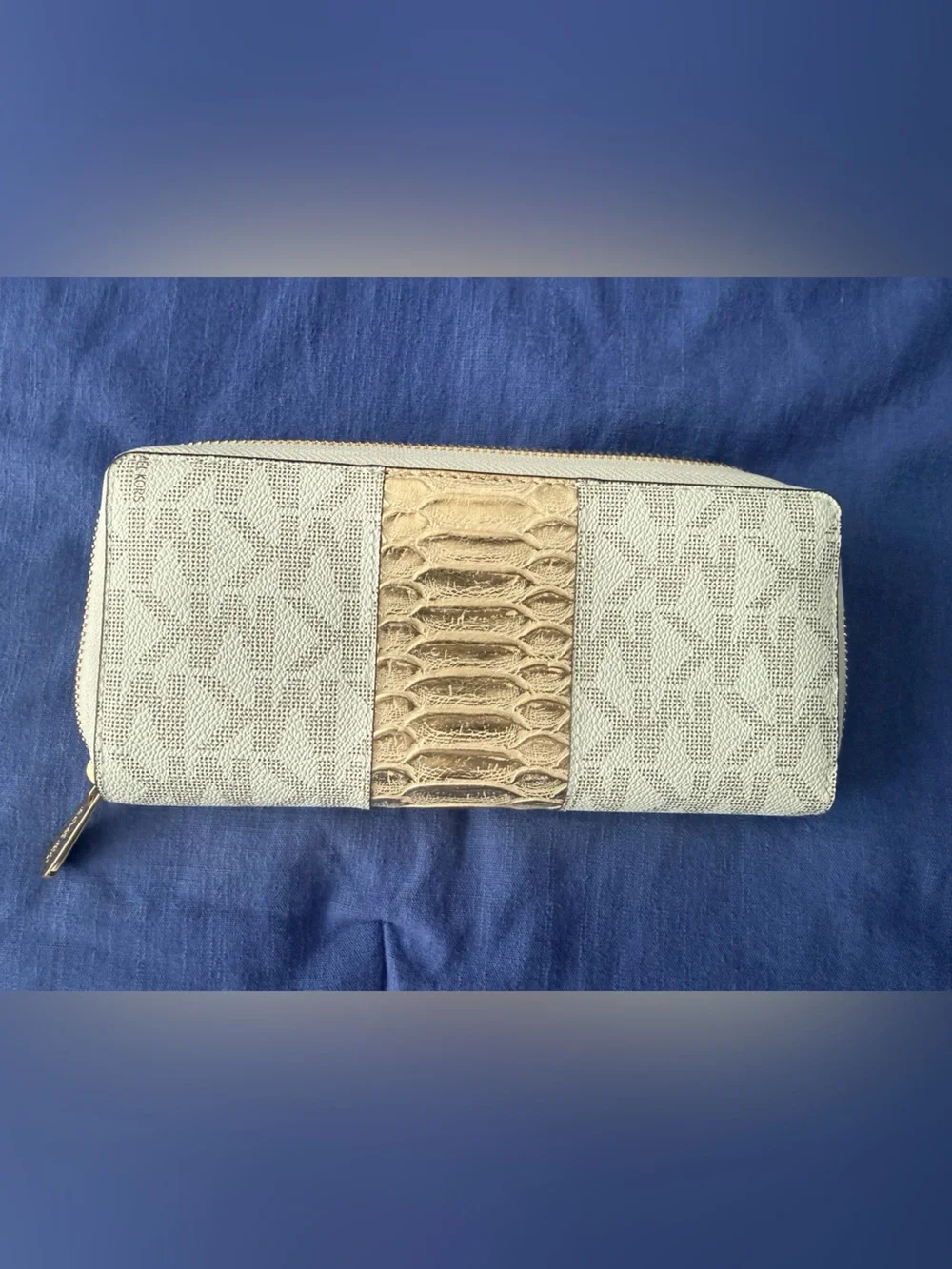 Michael Kors Outlet White and Gold Signature Zip Wallet